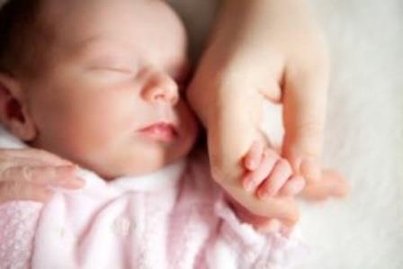 شیر مادر به همراه تغذیه تکمیلی باید تا 2 سالگی به نوزاد داده شود