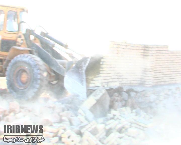 تخریب ساختمانهای غیرمجاز درحاشیه رودخانه زاینده رود