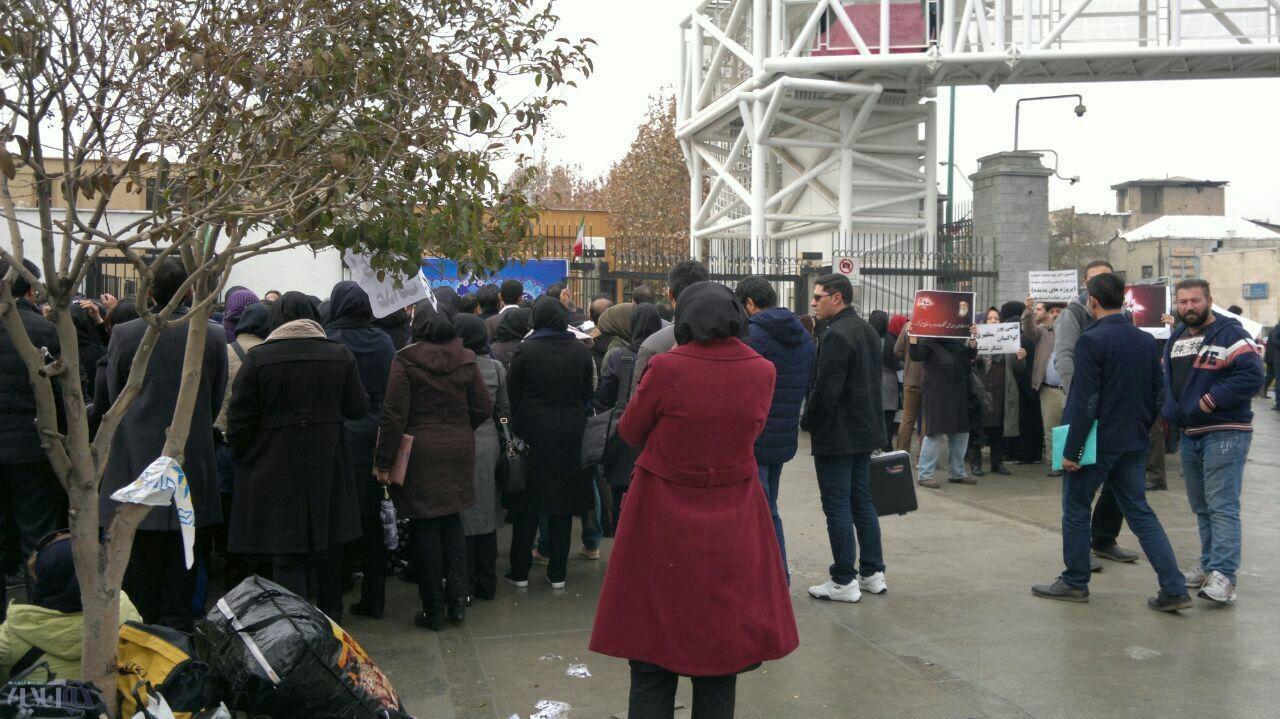 تجمع سهامداران پدیده شاندیز در مقابل مجلس/ تلاش برای حل مشکل کارگزاران بیمه کشاورزی