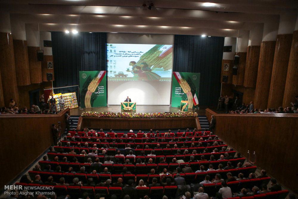 وصیت حجتی به بهره‌برداران در آغاز سال جدید زراعی؛ مراقبت از پایداری تولید/ پرداخت 3000 میلیارد تومان از مطالبات گندمکاران تا هفته آینده/ ظرفیت گردش مالی 80 میلیارد دلاری کشاورزی ایران از گیاهان دارویی در سال 2050