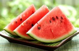 هندوانه های خوش رنگ جنجالی/ جهاد کشاورزی: هنگام آبیاری رنگ نمی زنیم؛ مردم: رنگ نیست آرسنیک است!