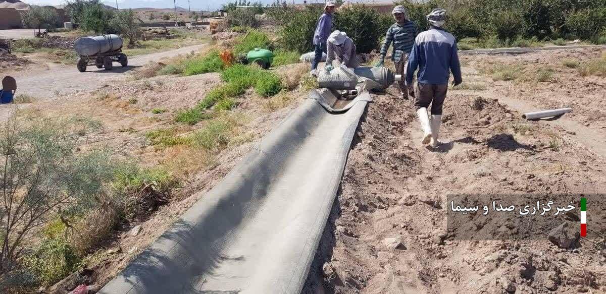 احداث کانال انتقال کشاورزی با بتن پارچه‌ای در روستای دهمیر خوسف
