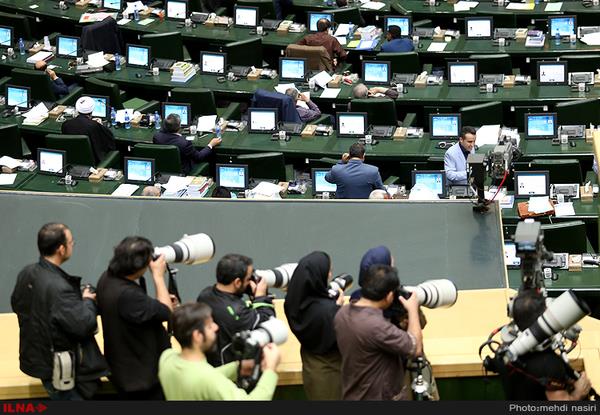 معاون پارلمانی وزارت جهاد کشاورزی پیراهن خود را پاره کرد