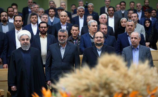 کشاورزی پایه قدرت ملی و استقلال کشور است/ کشورهای جنوب خلیج فارس خاک ایران را برای کشاورزی یا سایر مقاصد می‌برند/ چهره بشاش ما مقابل کشاورزان از نبودن حزن و اندوه نیست!