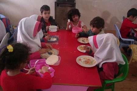 توزیع یک وعده غذای گرم در مهد روستاهای شیراز