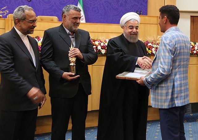 کشاورزانی که از رئیس جمهوری تندیس گندم گرفتند