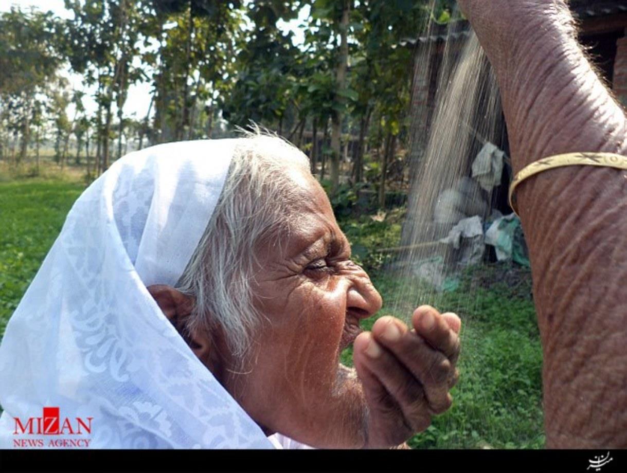 اعتیاد عجیب پیرزن هندی به خوردن شن و ماسه+عکس