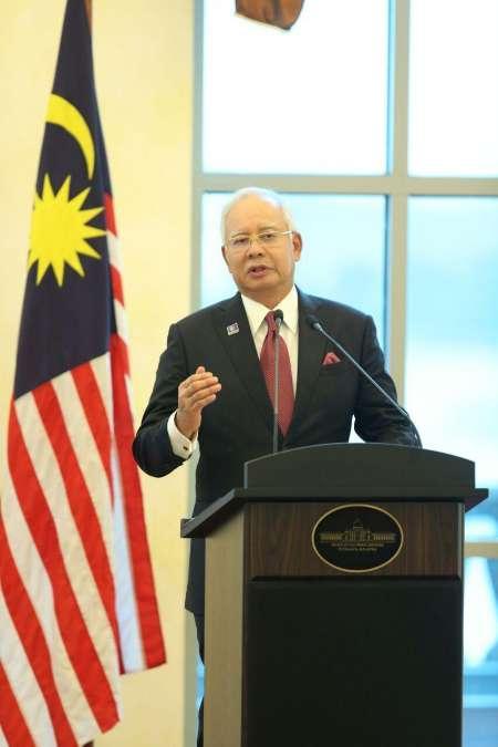 نخست وزیر مالزی در نشست خبری مشترک با رییس جمهورایران:-دفتر منطقه ای شورای روغن پالم مالزی (MPOB) طی سه ماهه اول سال آینده میلادی در تهران افتتاح می شود/  روغن پالم سالم و ایمن است و مزایای مثبت تغذیه ای دارد
