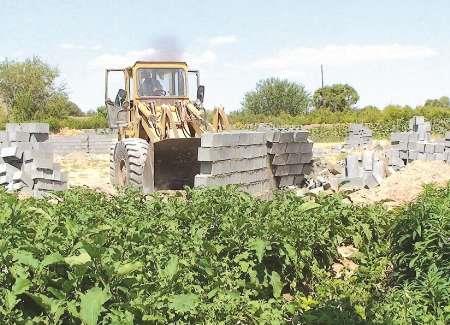 نخستین بنای احداثی غیرمجاز در زمین های کشاورزی ابرکوه تخریب شد