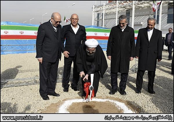 بهره برداری از بزرگترین پالایشگاه غلات خاورمیانه با حضور دکتر روحانی آغاز شد/ رییس جمهور با حضور در مجتمع صنعتی زر کلنگ احداث بزرگترین کارخانه کانفکشنری را به زمین زد