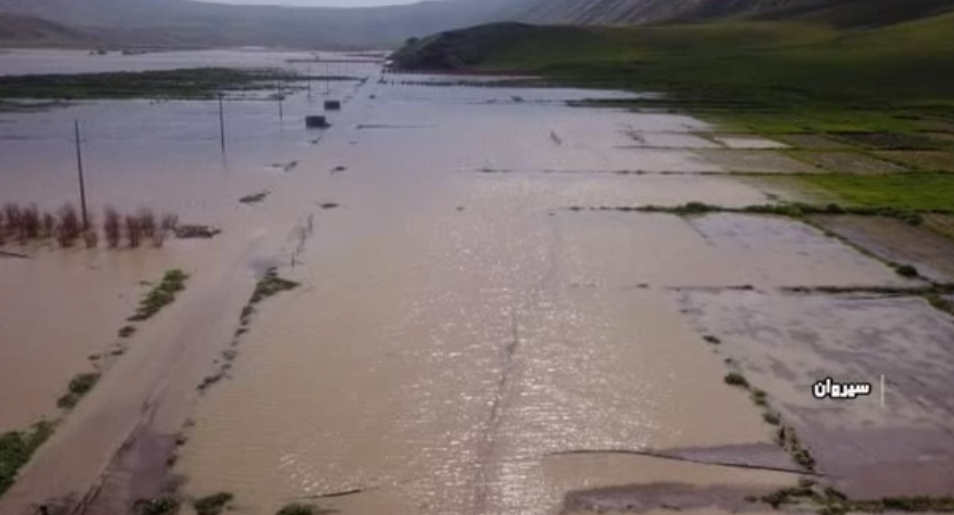 راه ارتباطی روستای چم شیر سیروان زیر آب رفت