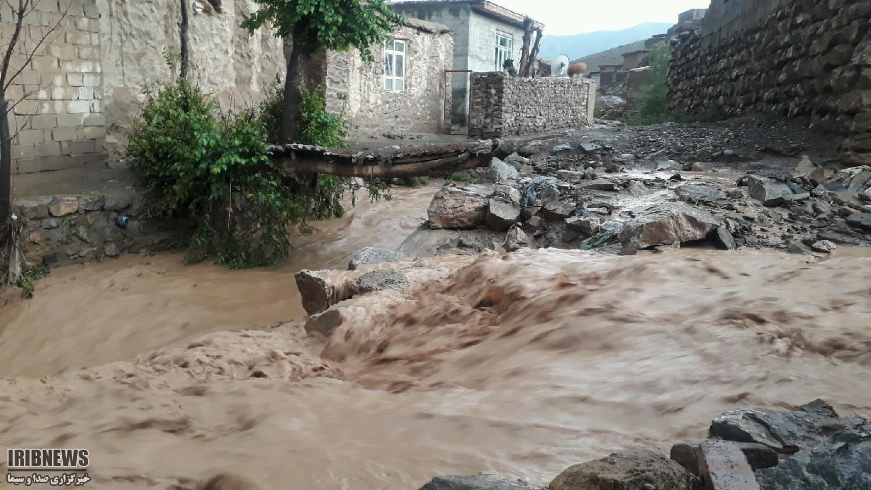 جاری شدن سیلاب در روستاهای نقده