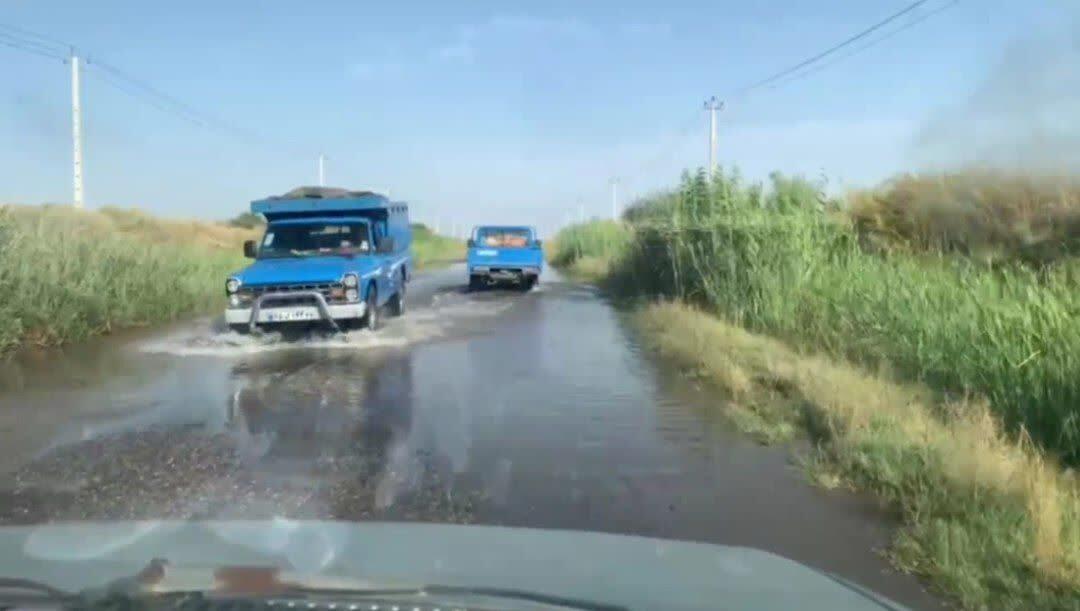 گلایه مردم از جاری شدن آب کشاورزی به جاده و احتمال وقوع حوادث ناگوار